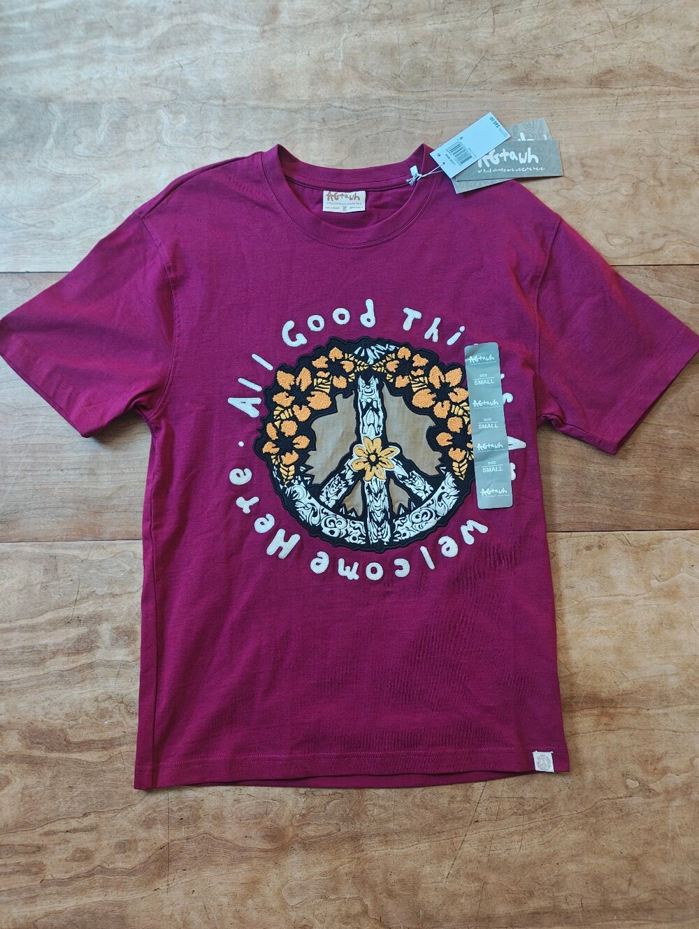 NWT AGtawh All Good Things Welcome Here Embroidered Appliqué Peace Sign Tee